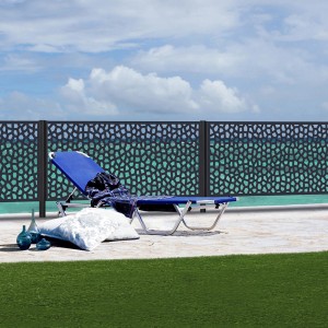 Pannello decorativo t.b.t. per rampicanti a bordo piscina con lettino e vista mare.