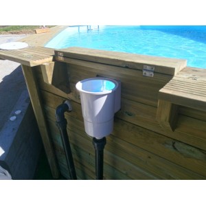 Dettaglio della piscina in legno Gre Echtholzpool Safran 2: Skimmer sulla piscina in legno.
