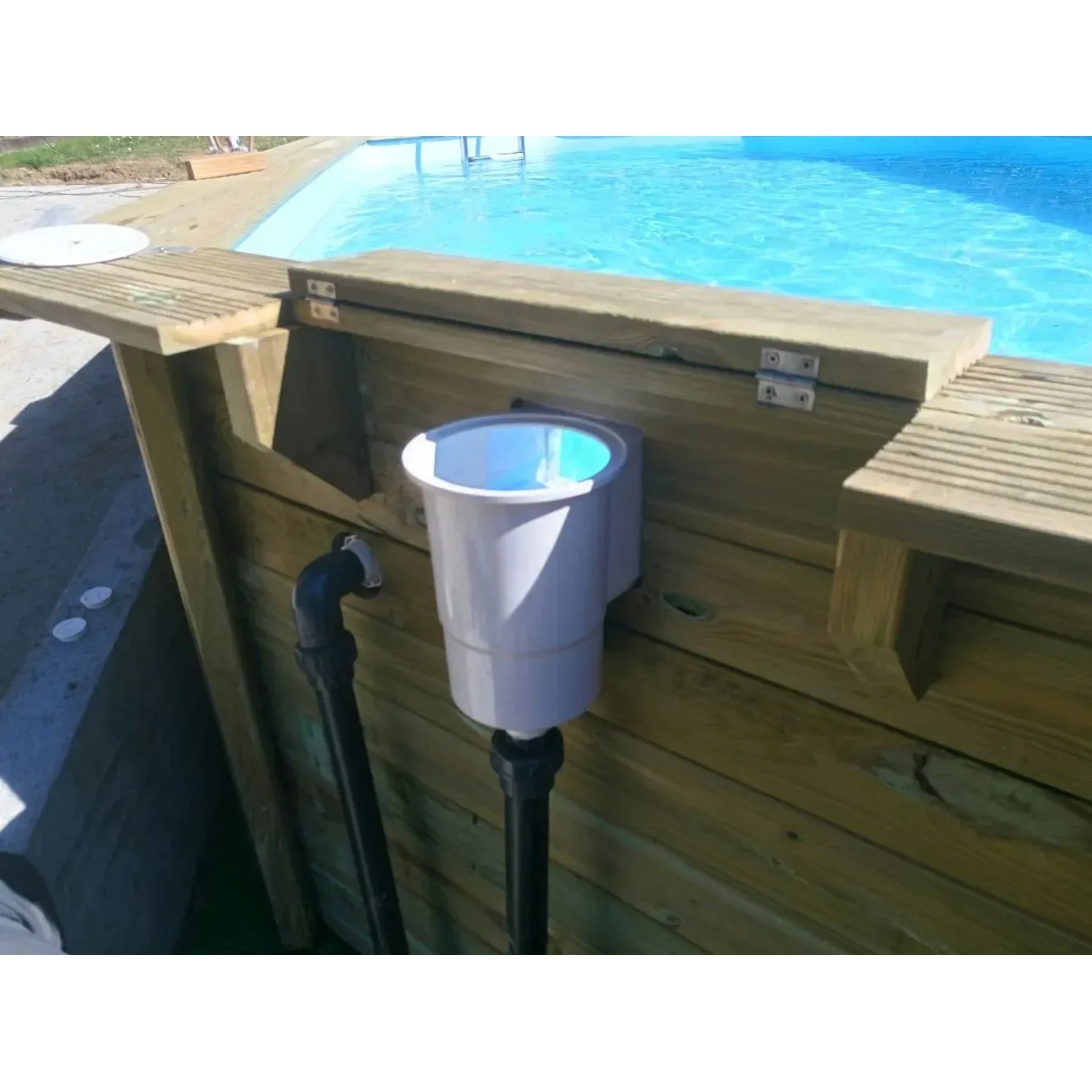 Dettaglio della piscina in legno Gre Echtholzpool Safran 2: Skimmer sulla piscina in legno.