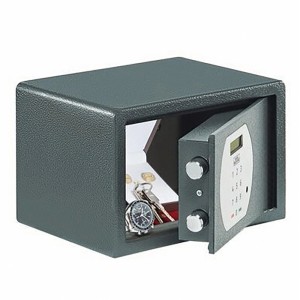 Cassaforte per mobili Burg Wächter Pure-Safe PS 110 E aperta con serratura elettronica antracite, piena di oggetti di valore.