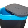 Contenitore da campeggio con bordo blu e coperchio grigio.