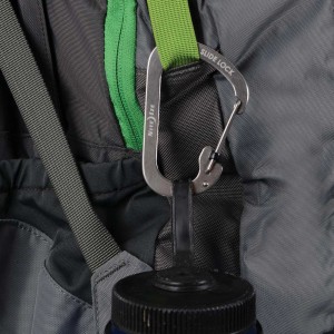 Moschettone Nite Ize con Slide Lock attaccato allo zaino.