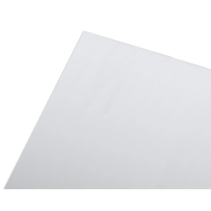 Lastra di plastica bianca, adatta come copertura o per altri progetti di costruzione.