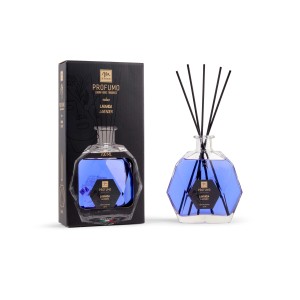 t.b.t. Candela profumata con fragranza di lavanda e bastoncini profumati.