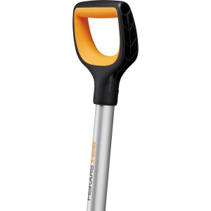 Dettaglio: spalaneve Fiskars Ergonomic X-series con impugnatura a D e manico in alluminio.