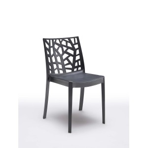 Sedia da giardino nera con schienale geometrico aperto.