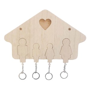 Portachiavi in legno a forma di casa con quattro portachiavi.