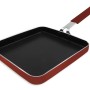 Padella quadrata con bordo rosso e rivestimento antiaderente nero per la cucina.
