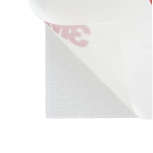 Dettaglio di un nastro adesivo t.b.t. 3M bianco.