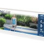 Confezione di una scala per piscina (t.b.t.) per piscine, con donna sulla scala.