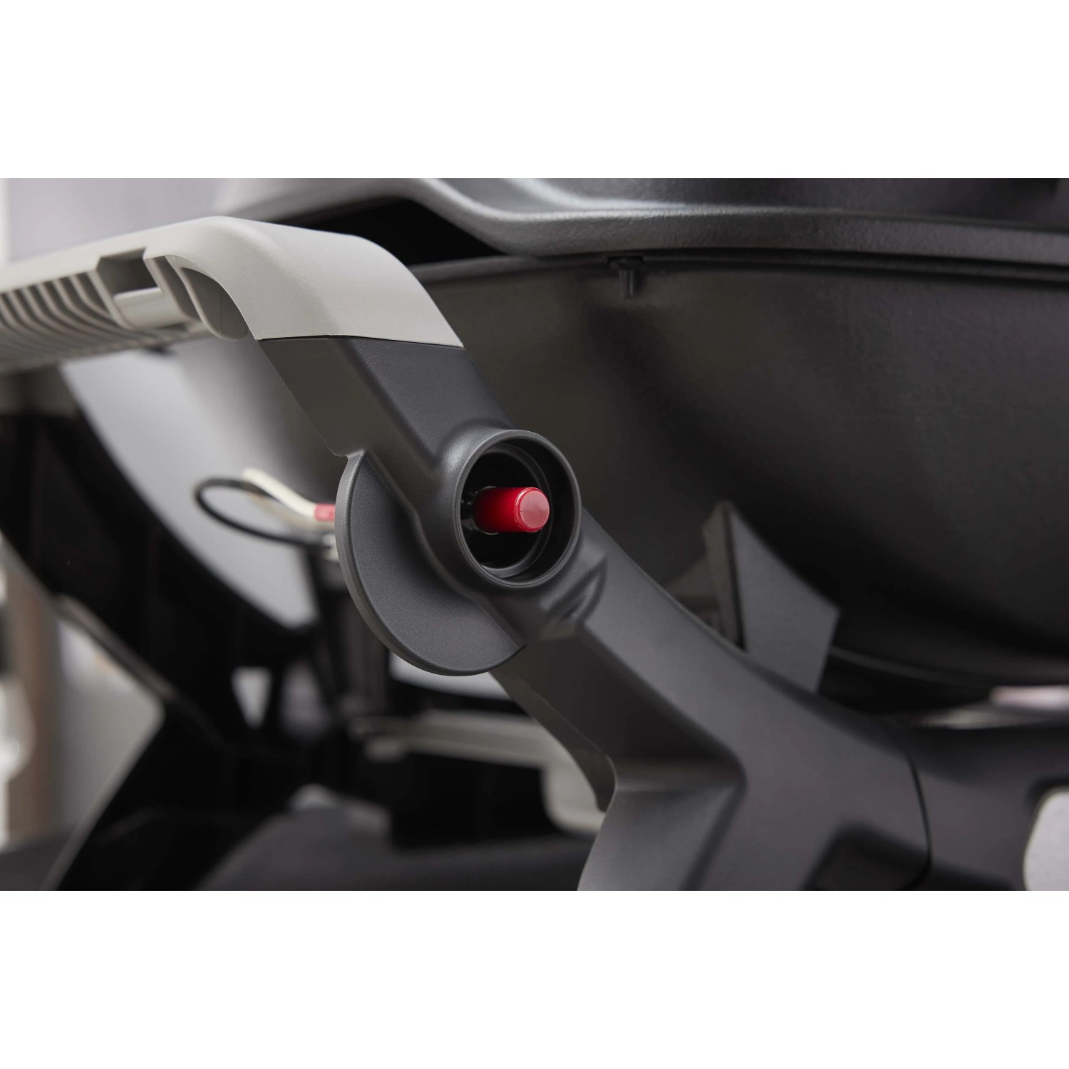 Dettaglio barbecue a gas t.b.t. con pulsante di accensione rosso e maniglia grigia.