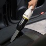 Aspirapolvere portatile senza fili Kärcher CVH 2 che pulisce un sedile auto.