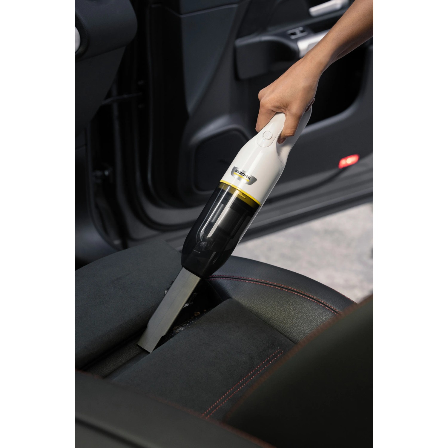 Aspirapolvere portatile senza fili Kärcher CVH 2 che pulisce un sedile auto.