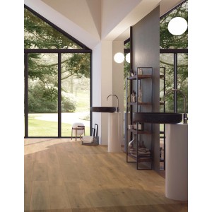 Bagno luminoso con piastrelle effetto legno. Le piastrelle per pavimenti creano un ambiente caldo.