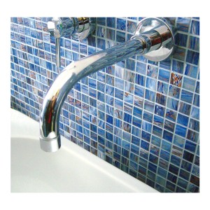 Design parete con piastrelle a mosaico blu e rubinetto. Ideale per bagno o cucina.