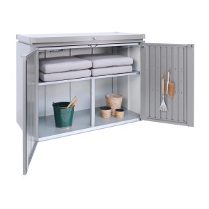 Box da giardino Biohort HighBoard 160 aperta in grigio quarzo metallizzato con ripiani e accessori da giardino.