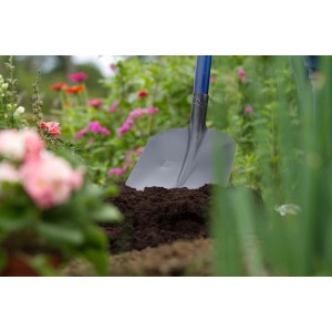 Pala da giardino nera LUX Frankfurt con bordo rialzato e manico in frassino da 130 cm.