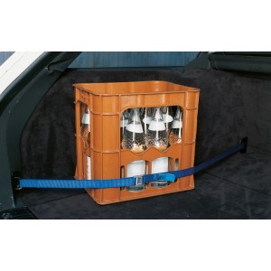 Cinghia di ancoraggio blu con fibbia a morsetto (25mm x 5m) che fissa una cassa di bevande nel bagagliaio.