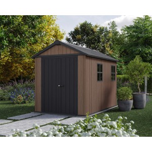 Casetta da giardino in plastica effetto legno con porta e tetto neri.