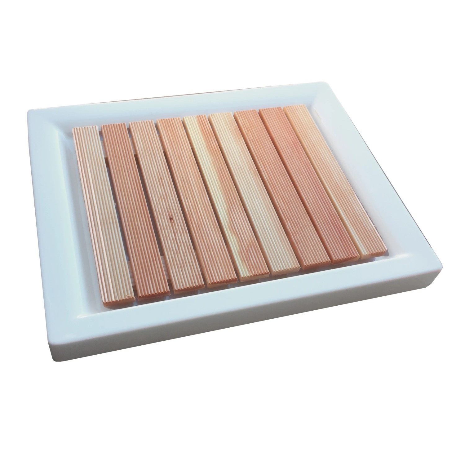 Tappetino doccia a listelli di legno su vassoio bianco. Accessorio per doccia.