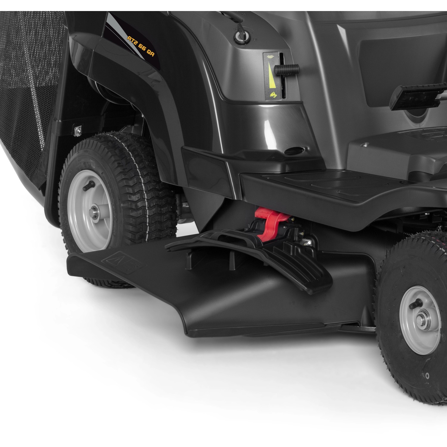 Dettaglio del trattorino Alpina AT2 66 QA, piatto di taglio e scarico laterale ben visibili.