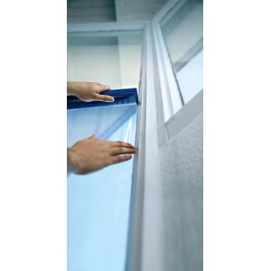 Applicazione della pellicola protettiva per finestre LUX blu al telaio della finestra.