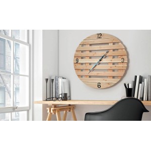 Orologio da parete in legno di Ripiani in legno con lancette blu, numeri 3, 6, 9, 12.