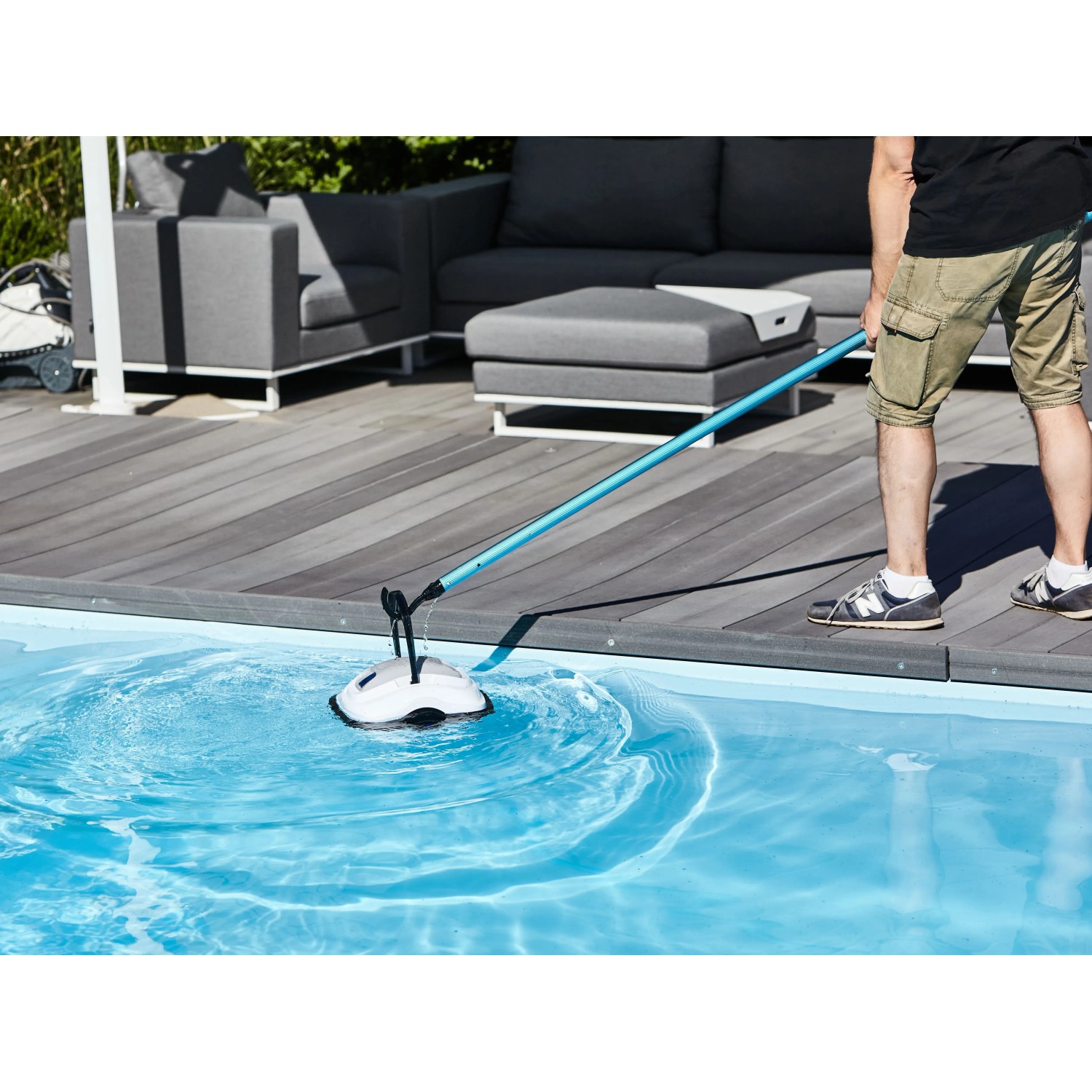 Robot piscina a batteria Orca 45 CL in uso per la pulizia della piscina. Agile, senza fili e ideale per piscine piccole.