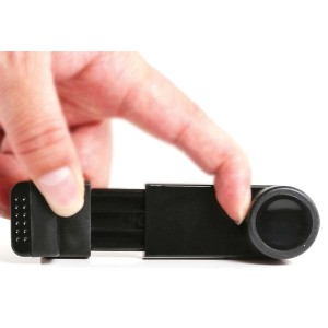 Accessorio auto interno t.b.t. nero tenuto in mano.