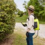 Donna usa t.b.t. pompa a pressione a spalla per giardinaggio. Spruzzatore a pressione in uso.