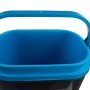 Secchio da campeggio blu e nero con manico.