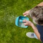 Spargitore manuale Gardena M che sparge fertilizzante sul prato, spargitore.