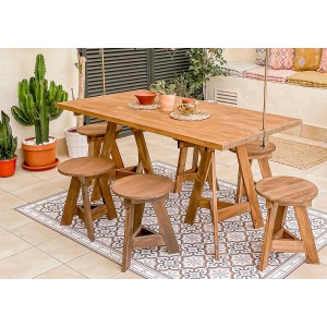 Tavolo in legno con cavalletti e sgabelli coordinati per esterni.