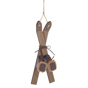 Sci decorativi in legno con scarponi da sci come decorazione per l'albero di Natale.