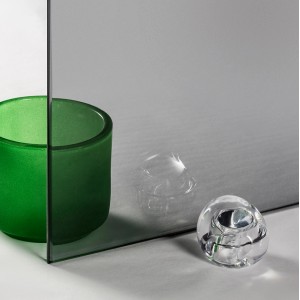 Dettaglio del box doccia t.b.t. con vaso verde e sfera di vetro.