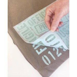 Stencil per dipingere su tessuto, dettaglio dell'applicazione.