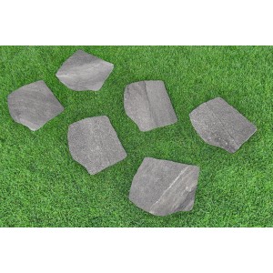 Sei pietre naturali grigie (t.b.t.) su erba verde. Ideali per vialetti.