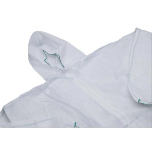 Dettaglio di una tuta da pittore bianca t.b.t. con cappuccio, un ausilio per la pittura.