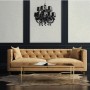 Soggiorno con divano beige, tavolo e pareti decorate con pittura decorativa.