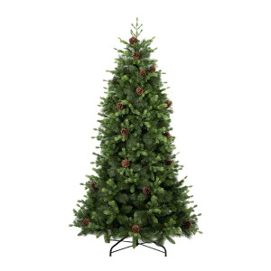 Albero di Natale artificiale decorato e slanciato con aghi verdi e pigne marroni.
