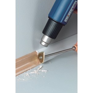 Raschietto per vernice LUX con lama che rimuove una striscia di legno con una pistola termica.