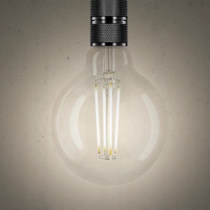 Lampadina LED E27 t.b.t. con vetro trasparente e filamenti.