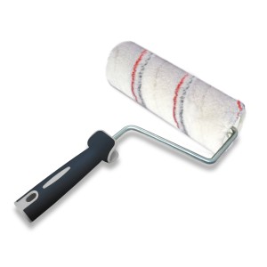 Rullo per pittura con strisce grigio-rosse e manico nero.
