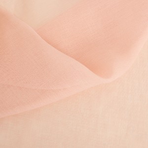 Primo piano di un tessuto t.b.t. rosa tenue per tende in tessuto.