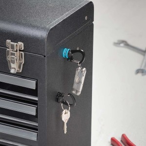 Armadio per attrezzi con chiave e multiutensile su supporti magnetici.