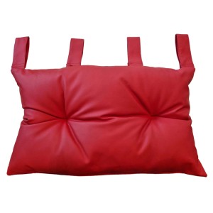 Cuscino t.b.t. rosso con passanti per il fissaggio, trapuntato.