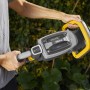 Tagliasiepi a batteria t.b.t. in azione, corpo grigio con dettagli gialli.