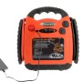 Avviatore di emergenza portatile arancione con ricarica smartphone. Riparazione e manutenzione auto.