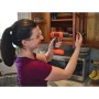 Donna che avvita un armadio con avvitatore a batteria Black+Decker BDCD8.
