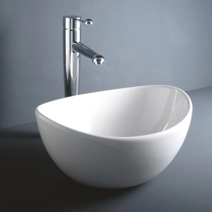 Lavabo d'appoggio t.b.t. bianco con rubinetto. Lavabo singolo per bagni moderni.